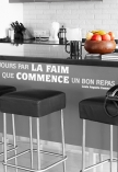Sticker citation "C'est toujours par la faim ..." de Louis Auguste Commerson. Sticker adh�sif d�coup�s � la forme dans vinyle de couleur unie. Ce visuel fera sensation dans votre int�rieur.