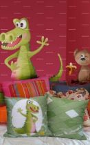 Coussin crocodile.