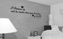 Sticker citation " l'amour est la chose..." de Massa Makan Diabat�. Sticker adh�sif d�coup�s � la forme dans vinyle de couleur unie, ce sticker renversant trouvera une place unique dans votre int�rieur.