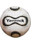 sticker ballon de foot personnalis� imprim� sur adh�sif avec d�coupe � la forme, autocollant vu dans l'�mission d&co sur M6. Le football, un sport facile � pratiquer sauf dans la maison alors il vaut mieux une d�coration en adh�sif pour l'int�rieur. Id�al pour personnalisez la porte de votre enfant footballeur.