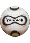 sticker ballon de foot personnalis� imprim� sur adh�sif avec d�coupe � la forme, autocollant vu dans l'�mission d&co sur M6. Le football, un sport facile � pratiquer sauf dans la maison alors il vaut mieux une d�coration en adh�sif pour l'int�rieur. Id�al pour personnalisez la porte de votre enfant footballeur.