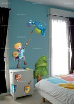 sticker chevalier Arthur le h�ros est imprim� sur un adh�sif d�coup� � la forme. Ce n\'est pas si difficile de d�corer la chambre de votre chevalier pr�f�r�, votre enfant. Le sticker d\'un vaillant chevalier, un sticker dragon et pourquoi pas un arbre pour compl�ter cette d�coration adh�sive simple � poser.