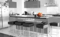 Sticker citation \"C\'est toujours par la faim ...\" de Louis Auguste Commerson. Sticker adh�sif d�coup�s � la forme dans vinyle de couleur unie. Ce visuel fera sensation dans votre int�rieur.
