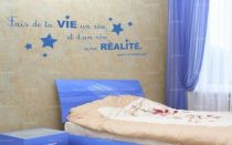 Sticker citation "fais de ta vie un r�ve..." de Antoine de Saint-Exup�ry. Sticker adh�sif d�coup�s � la forme dans vinyle de couleur unie, ce sticker renversant trouvera une place unique dans votre int�rieur.