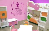 Sticker comptine enfant. Il pleut. Quoi de mieux pour endormir nos enfants, qu\'une petite chanson douce pour les caliner avant une bonne nuit de repos. Les stickers d�coratifs enfants sont d�coup�s dans du vinyle adh�sif de couleur uni. Ce sticker est disponible dans plusieurs couleurs pour �tre coordonn� � votre d�coration existante.