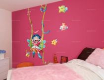 Sticker d�coratif enfant F�e Victoria sur sa balan�oire imprim� sur adh�sif d�coup� � la forme. Vous pouvez choisir la longueur de votre balan�oir � l\'aide de deux �l�ments compl�mentaires.