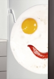 Sticker frigo Omelette. D�coration de frigidaire imprim� sur vinyle adh�sif avec finition effa�able � sec ou non, iDzif r�invente la d�co pour le frigo et vous propose une mani�re ludique d'�crire, de dessiner ou de faire passer des messages sur l'objet le plus visit� de la maison. A vous de le revisit� avec ce sticker sp�cial frigo