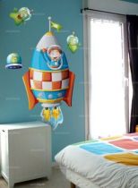 Sticker fus�e et son pilote. Collage imm�diat pour ce sticker fus�e, tr�s d�coratif pour la chambre de votre enfant. Autocollant imprim� sur adh�sif et d�coup� � la forme sans contour transparent. La finition de nos stickers est fid�le � l\'image. Le sticker fus�e existe dans plusieurs tailles pour vous permettre de personnaliser votre d�coration. Ce sticker peut se coller sur toutes sortes de surfaces lisses, murs, porte de placard ou meubles ...