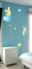 Stickers lapins sur leurs ballons pour cr�er une d�coration de chambre d'enfant sur le th�me des lapins et du r�ve