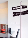 Sticker mural panneau directionnel d�coup� � la forme dans vinyle de couleur unie. Il vous indiquera o� se trouve le salon et la cuisine! Un sticker pour vous indiquer le chemin � suivre pour r�ussir votre d�coration int�rieure.