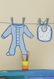 Sticker v�tements bambin imprim� sur adh�sif blanc avec d�coupe � la forme.