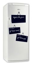 Sticker ardoise pense b�te en vinyle adh�sif avec d�coupe � la forme, avec ce visuel original vous pourrez noter vos repas du jour et vos autres notes, un coup d\'�ponge et c\'est reparti. Une simple craie et votre d�coration changera chaque jour gr�ce � votre ardoise autocollante. Ce visuel comprend aussi deux petits formats afin que vos bambins puissent �galement vous �crire des p\'tits mots. Crise de fous rire garanti.