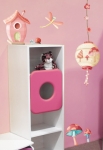 Stickers jardin secret rouge pour d�corer une chambre d'enfant ou cr�er une d�coration sur le th�me forestier avec des couleurs bleues pastels. Cette planche de 8 stickers apportera une touche de nature et permettra de cr�er un d�cor du sol au plafond : sticker nichoir rouge, sticker lampion rouge ainsi que les stickers libellules, papillons, champignons et escargots.  Sticker imprim� sur du vinyle adh�sif et d�coup� � la forme. Gamme de stickers enfants Jardin secret, cr�ation Kmiep. 