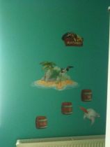 Stickers muraux enfants Ile au tr�sor imprim�e sur adh�sif avec d�coupe � la forme. On ne sait pas ce qui se cache derri�re ces buissons... sans doute une belle d�coration de chambre d\'enfants. Des stickers pirate � la pelle vous permettront de cr�er une histoire sur le mur : un v�ritable d�cor mural pour enfants aventuriers !