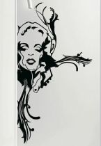 Sticker frigidaire Marilyn. D�coration de frigidaire r�alis�e en vinyle adh�sif avec d�coupe � la forme, � vous de choisir la couleur qui s\'accordera le mieux � votre int�rieur de cuisine. Sticker id�al pour rendre son frigo unique, ce visuel fera de vous le reine de la soir�e et de la cuisine.