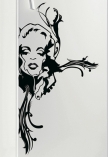 Sticker frigidaire Marilyn. D�coration de frigidaire r�alis�e en vinyle adh�sif avec d�coupe � la forme, � vous de choisir la couleur qui s'accordera le mieux � votre int�rieur de cuisine. Sticker id�al pour rendre son frigo unique, ce visuel fera de vous le reine de la soir�e et de la cuisine.