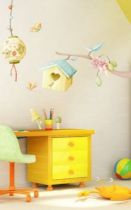 Stickers nichoir jaune et sa branche pour d�corer une chambre d'enfant ou cr�er une d�coration sur le th�me des oiseaux et autres volatiles avec des couleurs  pastels. Ce sticker nichoir accompagn� de sa branche apportera une touche de nature et compl�tera le d�cor du mur dans les airs.  Sticker imprim� sur du vinyle adh�sif et d�coup� � la forme. Gamme de stickers enfants Jardin secret, cr�ation Kmiep.