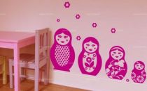 stickers poup�es russes. Quatre stickers poup�es russes et neuf fleurs d�coup�s � la forme dans vinyle de couleur unie.