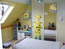 stickers robot. Bob le robot, un sticker imprim� sur vinyle adh�sif et d�coup� � la forme. Ce d�cor autocollant robot vous permettra de d�corer facilement la chambre ou les meubles de votre gar�on. Ce sticker robot est disponible dans plusieurs tailles, � vous de choisir pour adapter � votre d�coration existante.