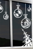 Sticker sapin de no�l inclin� avec ses boules d�coup� � la forme dans vinyle adh�sif uni. iDzif s'invite chez vous en cette p�riode festive en vous proposant une gamme de visuels sur le th�me de no�l. Ce visuel habillera vos fen�tres de mani�re originale pour les f�tes de fin d'ann�e.